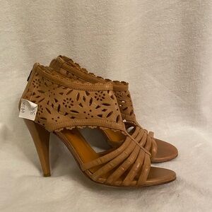 Pour La Victoíre Women’s leather tan heels